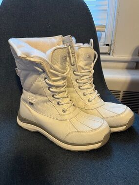 Like new UGG ADIRONDACK III Quilt Sheepskin Snow White Leather Boots Size 7.